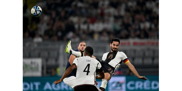 A Alemanha precisa desesperadamente de meio-campistas jovens e capazes A Alemanha precisa desesperadamente de meio-campistas jovens e capazes